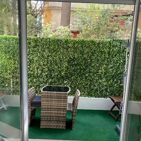 Beautiful 2 Bedroom, Close To Downtown Lejlighed *