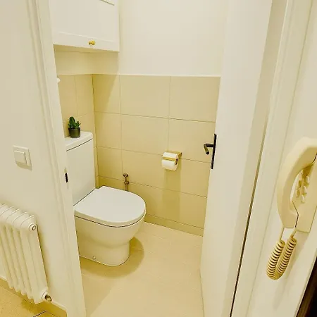 Beautiful 2 Bedroom, Close To Downtown Lejlighed